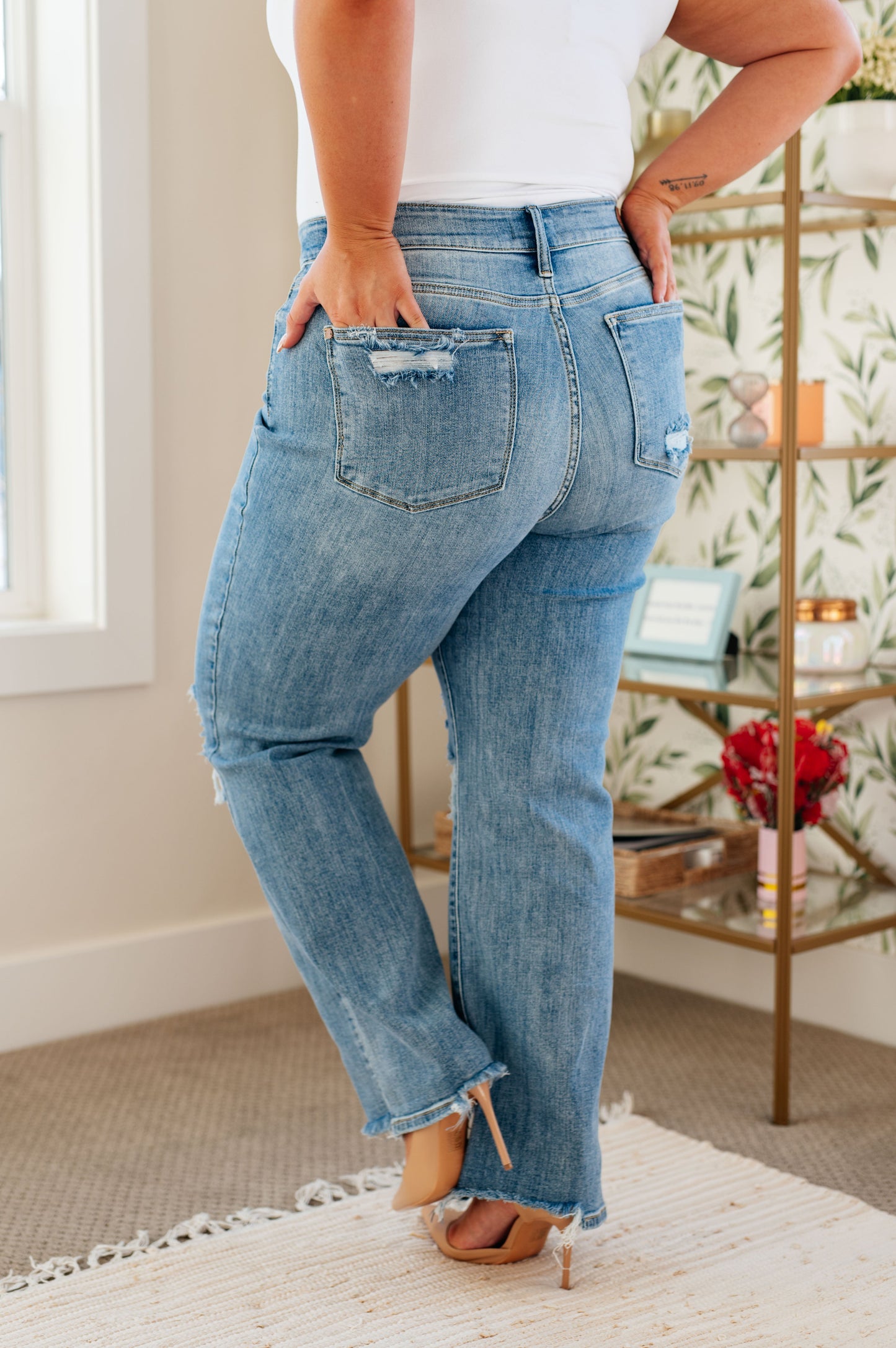 Judy Blue Rose High Rise 90's Straight Jeans in Light Wash